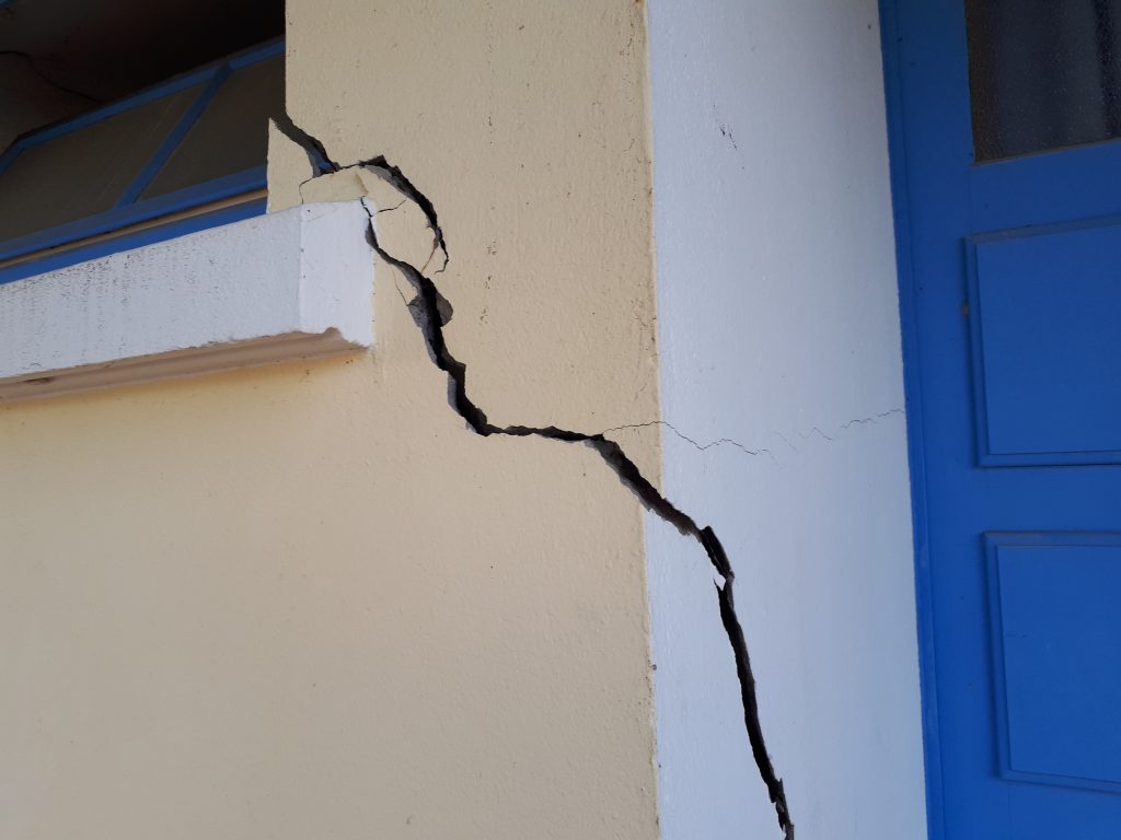 Nous vous assistons dans le cadre de contrats de construction de maisons individuelles, de marchés de gré à gré, de vérification des travaux en cours de chantier, de litiges en cours de construction, d'assistance à réception de travaux y compris en VEFA, de contre-expertise d'assurance suite à un recours en garantie décennale, à un dégât des eaux et autres sinistres... Nous vous accompagnons également lors de vos visites avant achat ou suite à l'achat d'un bien immobilier. Agréés par le Syndicat des Experts Immobiliers, nos Experts indépendants possèdent des compétences diversifiées (architectes, ingénieurs, techniciens spécialisés) et interviennent pour les particuliers